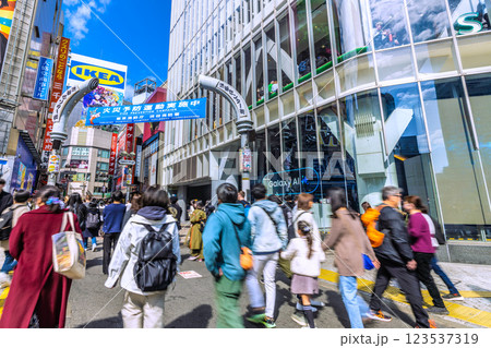 日本の東京都市景観 XEC株…“夏空“…観光客らで賑わう渋谷センター街…=2日※3日から一転して雪が 日本の東京都市景観 XEC株…“夏空“…観光客らで賑わう渋谷センター街…=2日※3日から一転して雪が 123537319