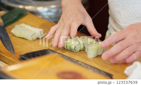 料理を切る料理人の手元 123537639