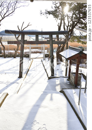 冬の北海道上ノ国町で向浜川裾神社境内の風景を撮影 123537655