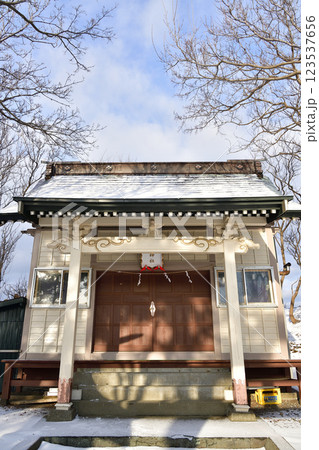 冬の北海道上ノ国町で向浜川裾神社境内の風景を撮影 123537656
