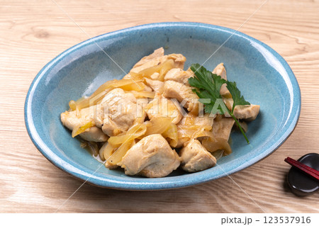 鶏の塩レモン炒め 123537916