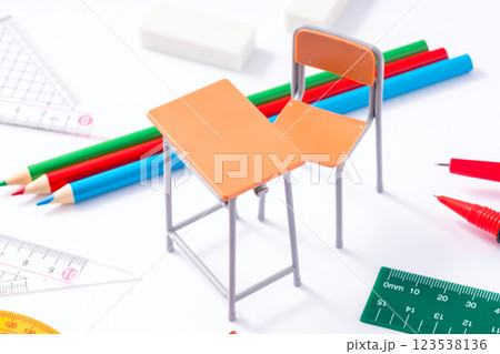 机と色鉛筆。学校、塾、習い事、新学期 机と色鉛筆。学校、塾、習い事、新学期 123538136