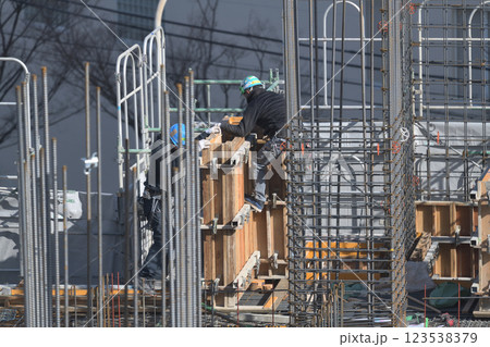 工事現場　新築マンション　型枠大工の作業風景 123538379