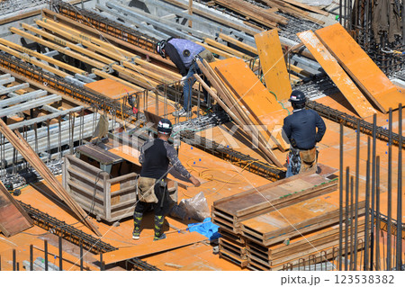 工事現場　新築マンション　型枠大工の作業風景 123538382
