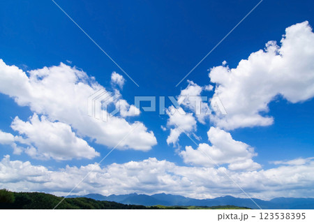 《夏イメージ》青い夏空と白い雲 123538395