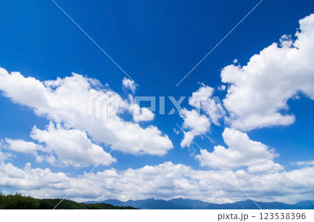《夏イメージ》青い夏空と白い雲 《夏イメージ》青い夏空と白い雲 123538396