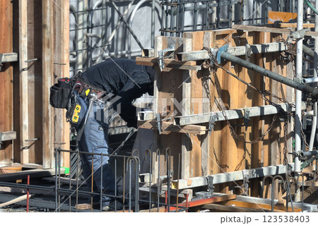 工事現場　新築マンション　型枠大工の作業風景 123538403