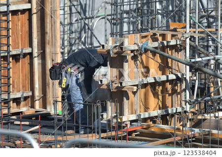 工事現場　新築マンション　型枠大工の作業風景 123538404