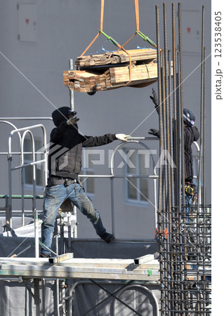 工事現場　新築マンション　型枠大工の作業風景 123538405