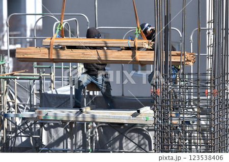 工事現場　新築マンション　型枠大工の作業風景 123538406