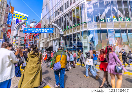 日本の東京都市景観 XEC株…“夏空“…観光客らで賑わう渋谷センター街…=2日※3日から一転して雪が 日本の東京都市景観 XEC株…“夏空“…観光客らで賑わう渋谷センター街…=2日※3日から一転して雪が 123538467