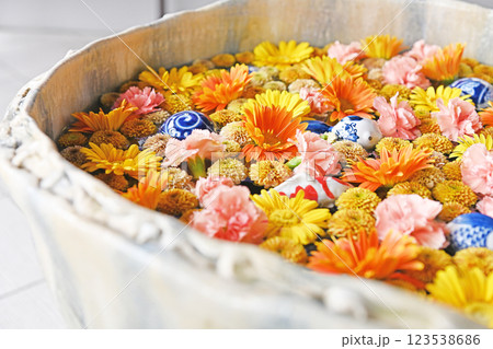 水に浮かぶカラフルな花手水 123538686