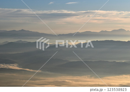 雲海に浮かぶ山々、蝶ヶ岳からの眺め 123538923