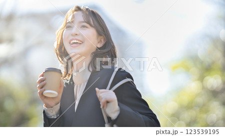 スーツで歩く若いビジネスウーマン スーツで歩く若いビジネスウーマン 123539195