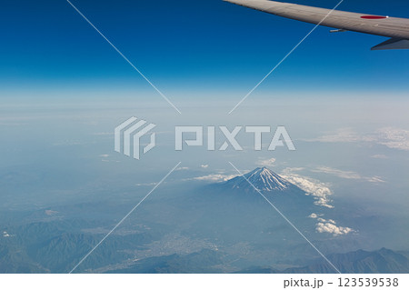 飛行機から見た冠雪の富士山 123539538