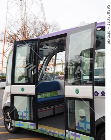 自動運転バス 123539595