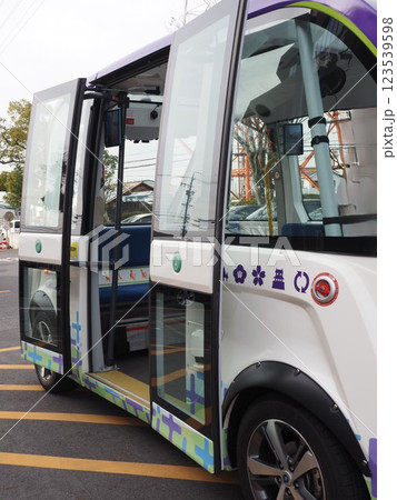 自動運転バス 123539598