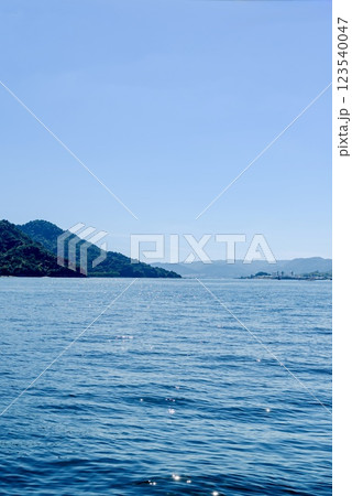 キラキラ輝く広島湾 123540047