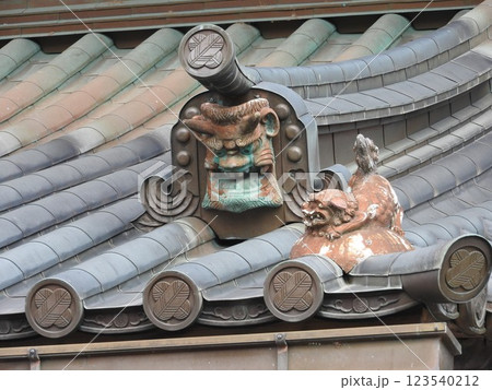 鬼瓦と鳥衾（とりぶすま） 123540212