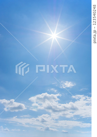 《夏イメージ》夏空と真夏の太陽 《夏イメージ》夏空と真夏の太陽 123540248