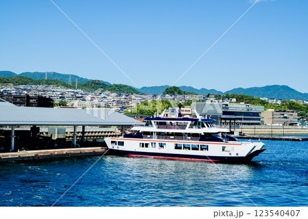 宮島のフェリー 123540407