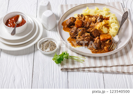 tender red wine braised beef with mashed potato tender red wine braised beef with mashed potato 123540500