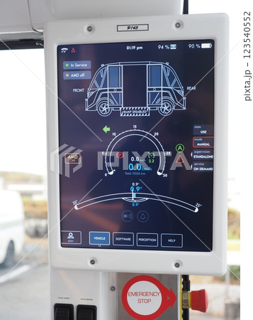 自動運転バスの車内 123540552