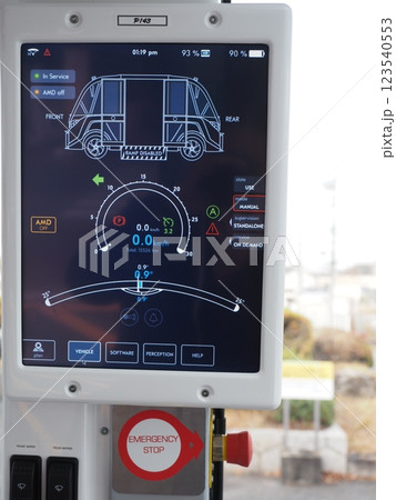 自動運転バスの車内 123540553