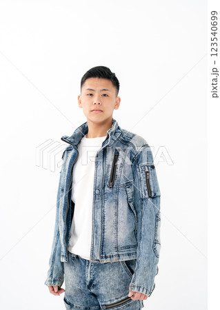 男性 10代 カジュアル ポートレート 男性 10代 カジュアル ポートレート 123540699