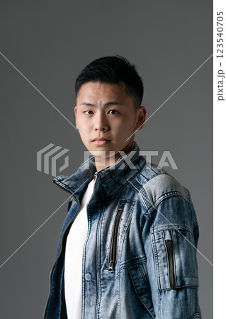 男性　10代　カジュアル　ポートレート　グレー 123540705