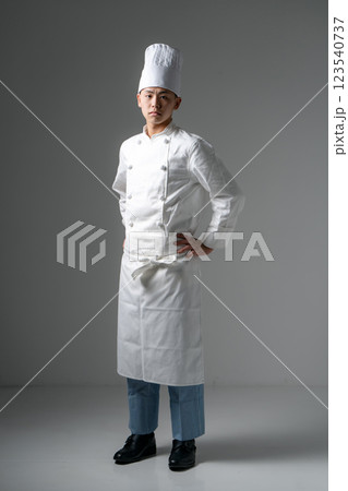 男子　10代　コックコート　コック帽　全身 123540737