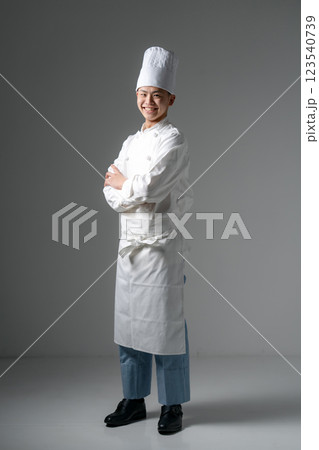 男子　10代　コックコート　コック帽　全身 123540739