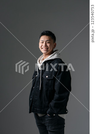 男性 10代 カジュアル ポートレート 男性 10代 カジュアル ポートレート 123540753