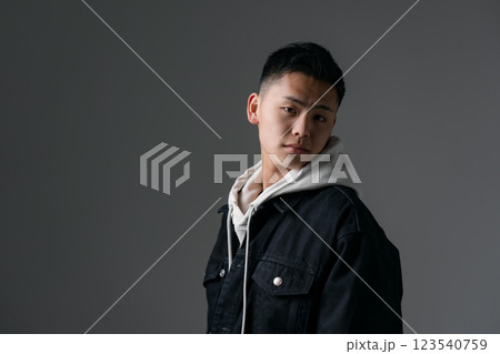 男性 10代 カジュアル ポートレート 男性 10代 カジュアル ポートレート 123540759