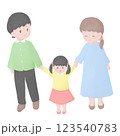 手をつないでいる家族 123540783