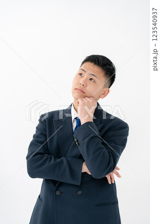男子　10代　制服　悩む 123540937