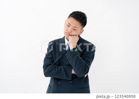 男子　10代　制服　悩む 123540950