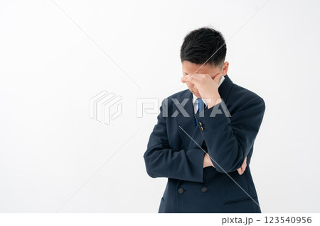 男子 10代 制服 悩む 男子 10代 制服 悩む 123540956