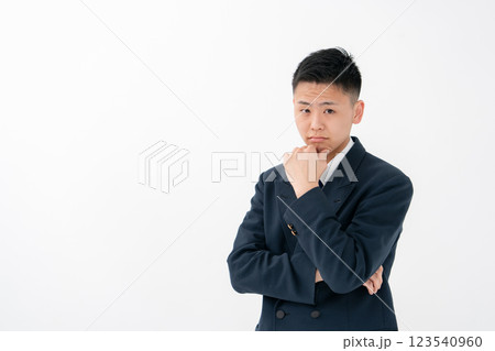 男子　10代　制服　悩む 123540960