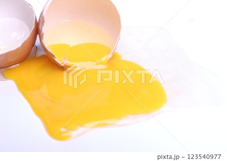selective focus, half cracked egg and yolk isolated on a white background with clipping path. selective focus, half cracked egg and yolk isolated on a white background with clipping path. 123540977
