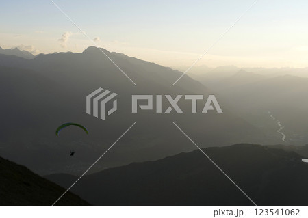 Panoramic view with paraglider from Nordlinger hut on Karwendel Hohenweg, Austria Panoramic view with paraglider from Nordlinger hut on Karwendel Hohenweg, Austria 123541062