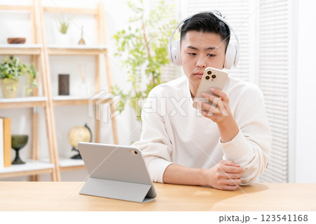 男子 10代 リビング タブレット 男子 10代 リビング タブレット 123541168