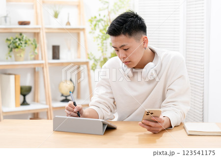 男子　10代　リビング　タブレット　勉強 123541175