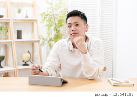 男子　10代　リビング　タブレット　勉強 123541185