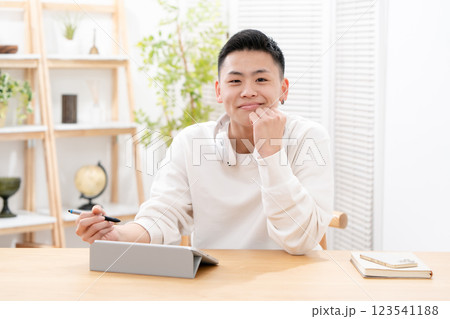 男子　10代　リビング　タブレット　勉強 123541188