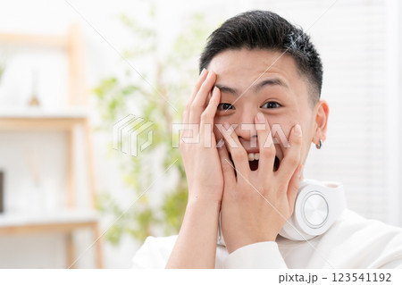 男子 10代 リビング 驚く 男子 10代 リビング 驚く 123541192