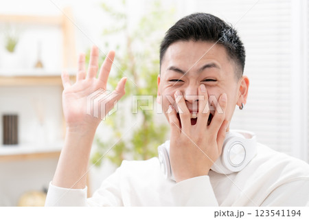 男子　10代　リビング　驚く 123541194