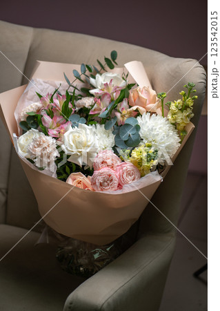 Delicate composition of white and pink roses in a basket Delicate composition of white and pink roses in a basket 123542015