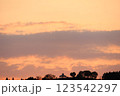 夕暮れとUFOの様な展望台 123542297