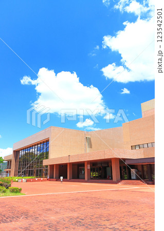 岐阜県各務原市、各務原市民会館の風景 123542501